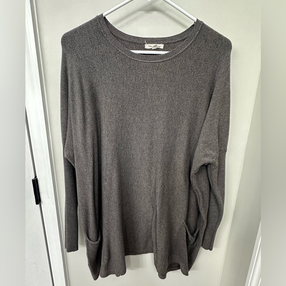 Knit Top with waist front pockets